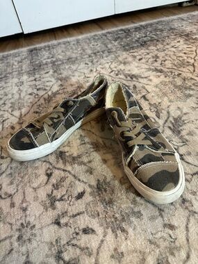 Blowfish Women’s Camo Canvas Sneakers - Brown/Green